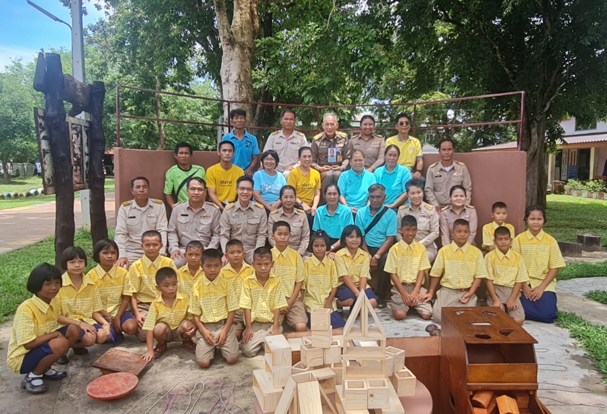 นายอำพน กิตติอำพน องคมนตรี ลงพื้นที่ติดตามตรวจเยี่ยมโรงเรียนในโครงการกองทุนการศึกษา ณ โรงเรียนบ้านหนองบ่อ อำเภอเพ็ญ จังหวัดอุดรธานี
