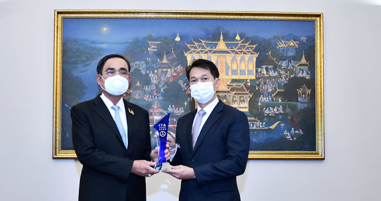ผอ. OKMD เข้ารับรางวัลโล่เกียรติยศสำหรับหน่วยงานภาครัฐที่มีผลการประเมินคุณธรรมและความโปร่งใส