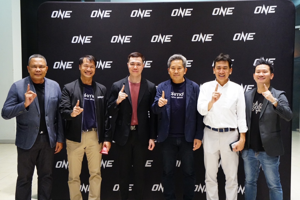 ดร.ปรเมธี วิมลศิริ ประธานกรรมการบริหาร OKMD พร้อมคณะผู้บริหาร เข้าเยี่ยมชมการแข่งขันชกมวยไทยในรายการ ศึก ONE ลุมพินี 83